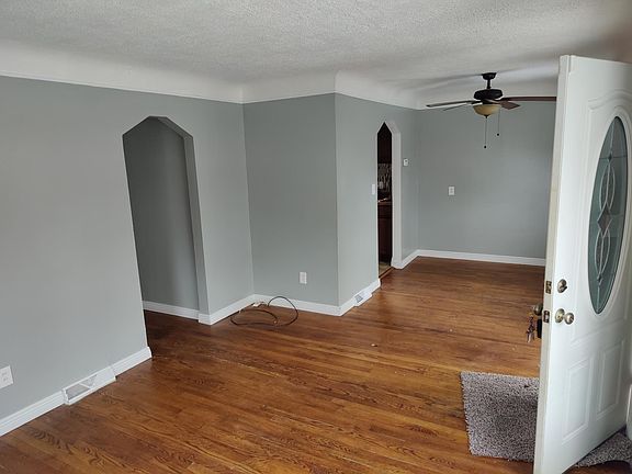 5th image of 634 E Tennyson Ave