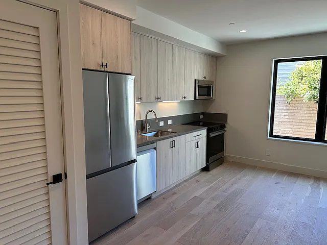 2 bed, 650 sqft, $4,400 — Photo 3