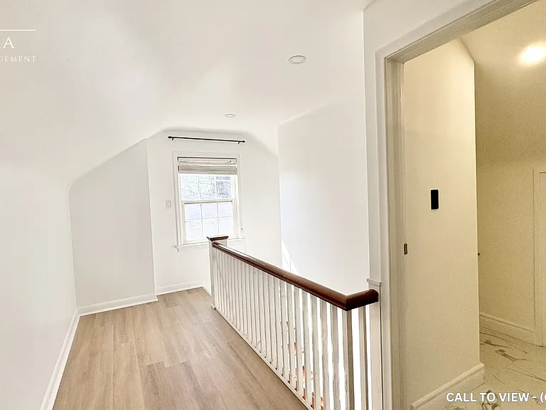 1052 King St E — Photo 15