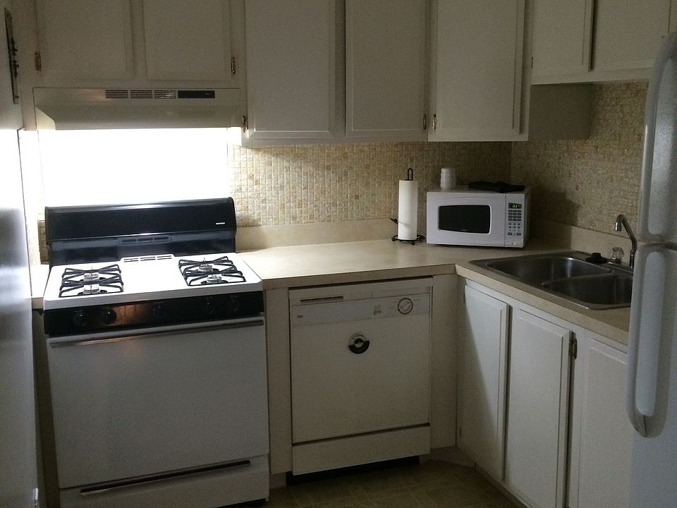 2nd image of 2135 W Walnut St APT 1C