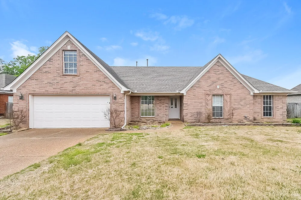 3 bed, 2.0 bath, 1895 sqft, $2,070 — Photo 1