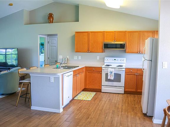 5th image of 421 Londrina Dr #421