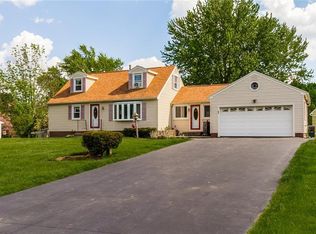 40 Camelot Dr, Rochester, NY 14623