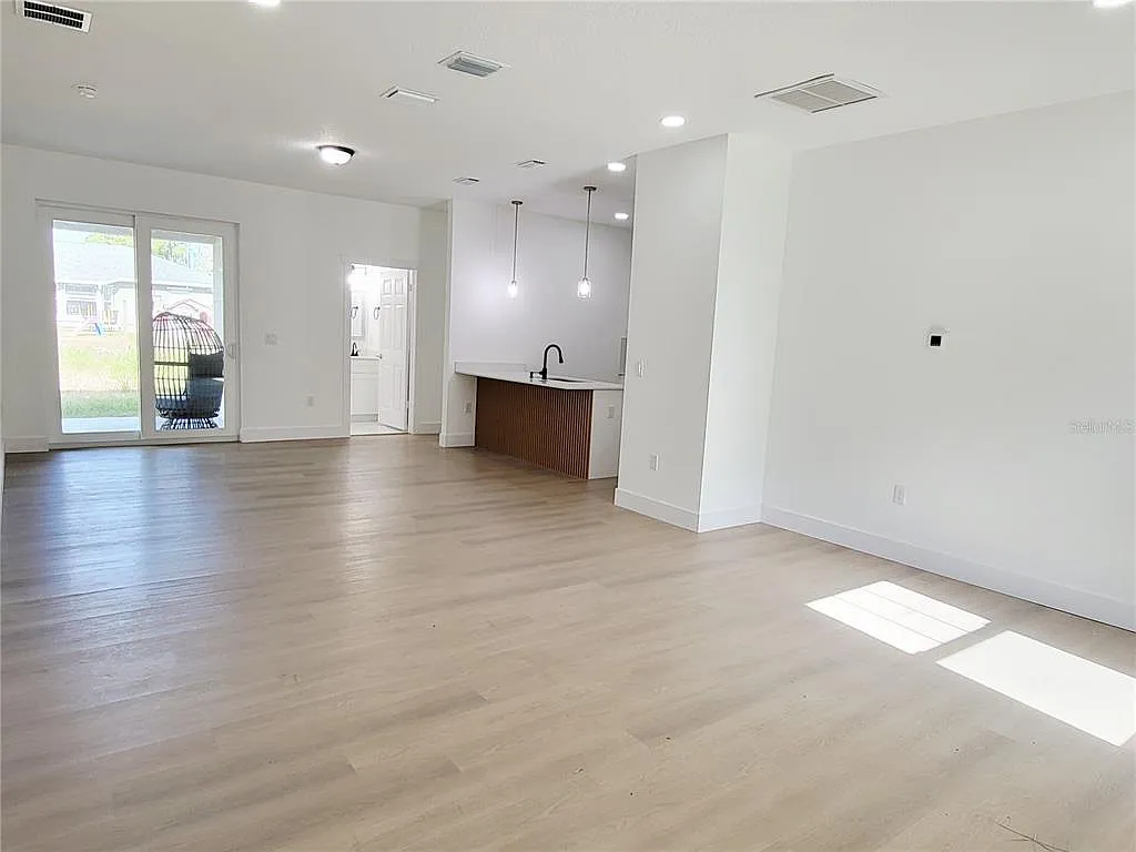 3 bed, 2.5 bath, 1681 sqft, $2,125 — Photo 2