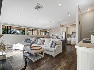 16 Overlook Dr, Clinton, NJ 08809
