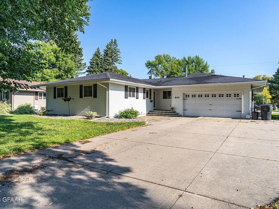 1st image of 802 28th Ave S