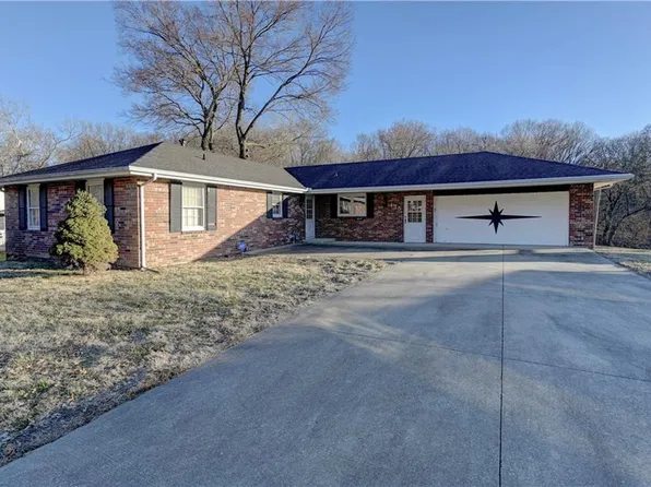 135 Walnut St, Weston, MO 64098