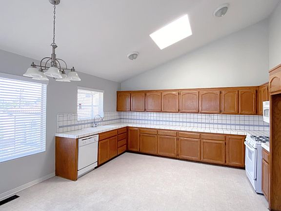 4th image of 20 Meyer Ct