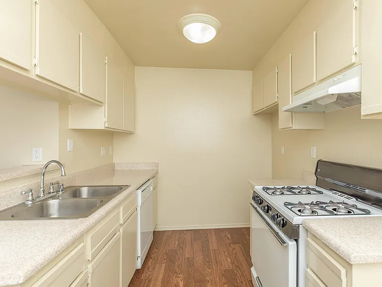 Harbor Pointe Apartments — Photo 26