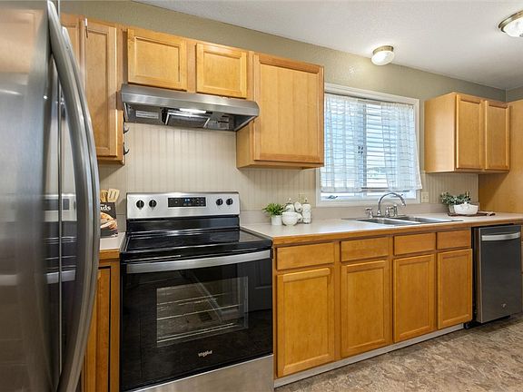 5th image of 15 Heather Dr