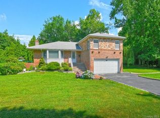 2 Cherrywood Ln, Port Washington, NY 11050