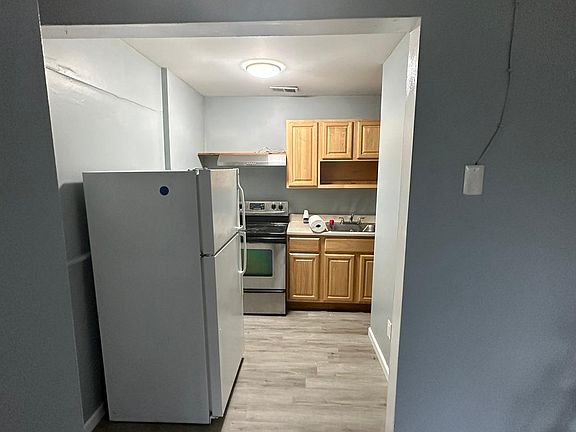 4th image of 895 E Meadow Ave