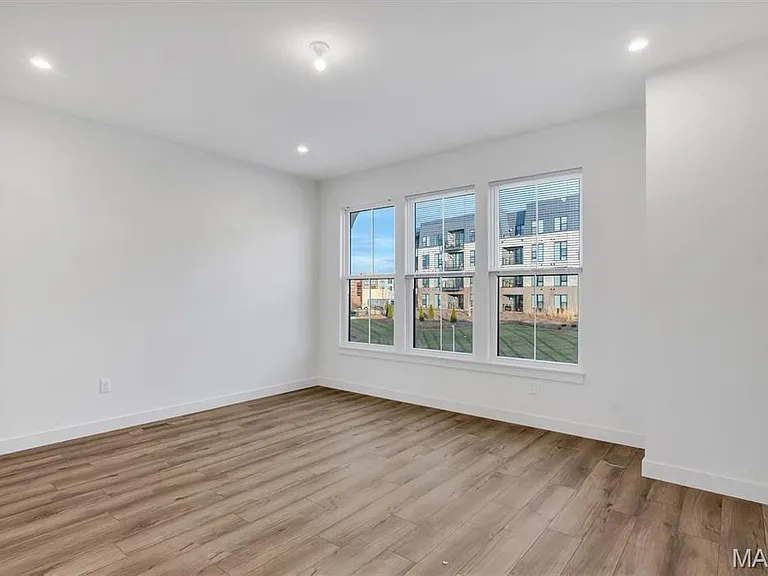 306 Indigo Ct — Photo 18