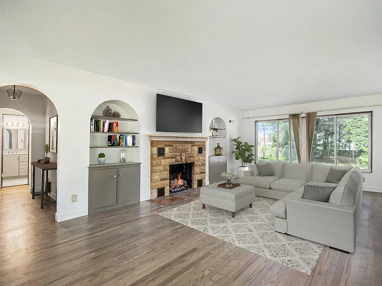 Large living room, Great for entertaining
Hardwood floors,