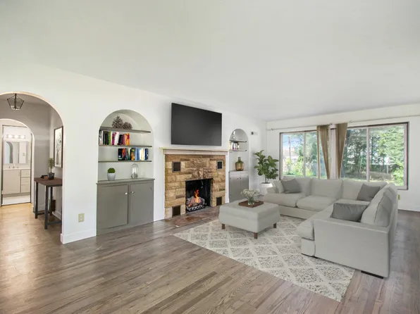 1617 Oak Park Dr, South Bend, IN 46617