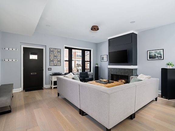 2nd image of 2047 W Homer St