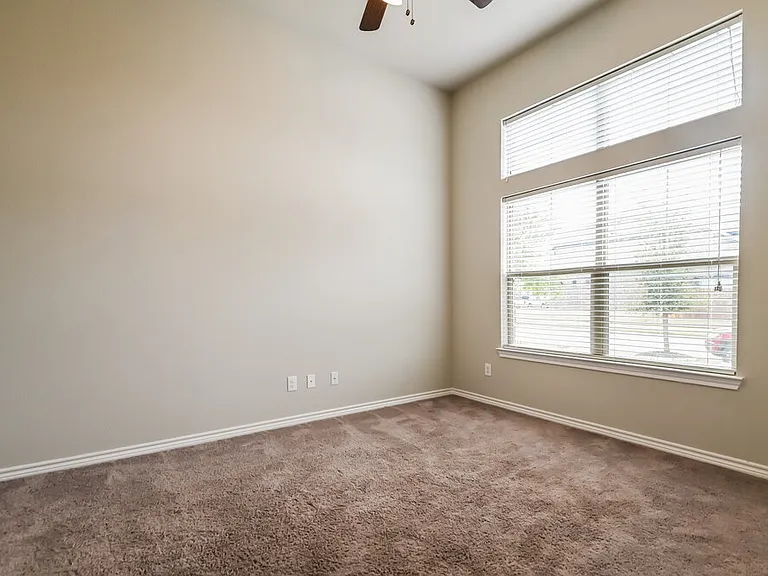 325 Strait Ln — Photo 7