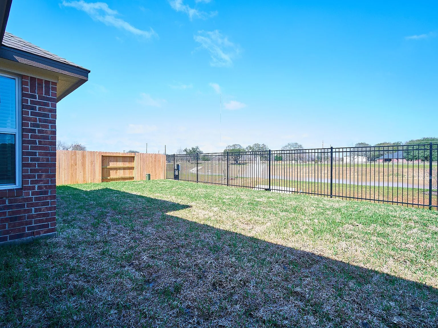 3 bed, 2.0 bath, 1831 sqft, $2,450 — Photo 2