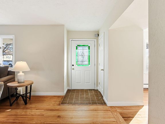 3rd image of 795 Hyacinth Ave E