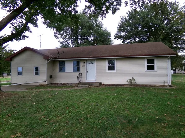 311 Park St, Corder, MO 64021