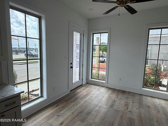 4th image of 905 Broyles St #401