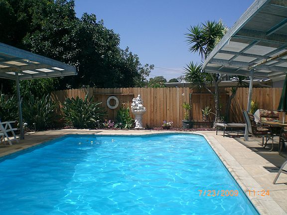 Large back yard w/ pool & Jacuzzi