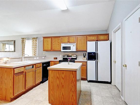 5th image of 816 Mackenzi Dr