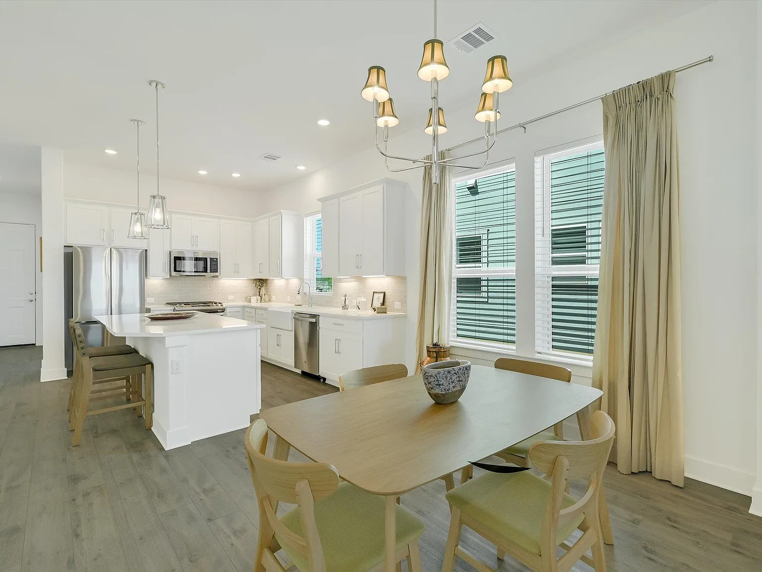 3 bed, 2.0 bath, 1656 sqft, $2,350 — Photo 4