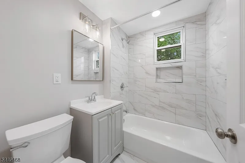 3 bed, 1.0 bath, $2,500 — Photo 4