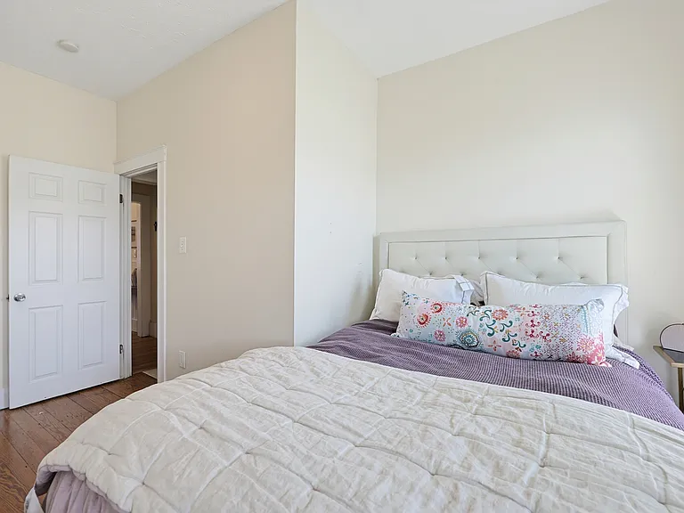 516 E 3rd St — Photo 5