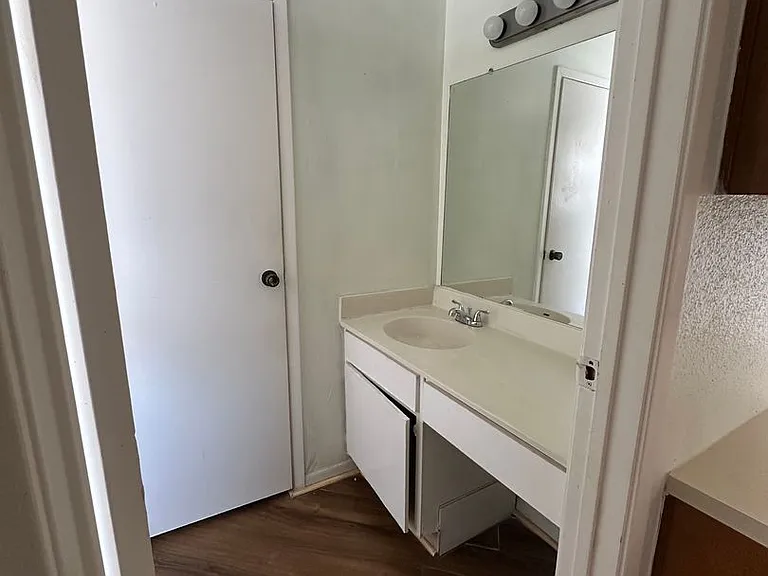 7901 Cambridge St — Photo 27