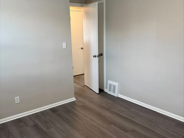 916 Clearview Ave — Photo 8