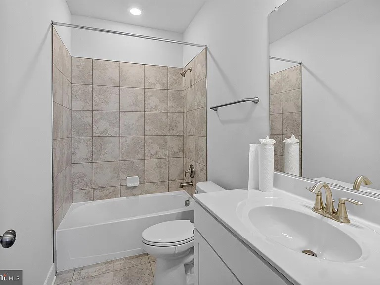 404 Sagan Pl — Photo 4