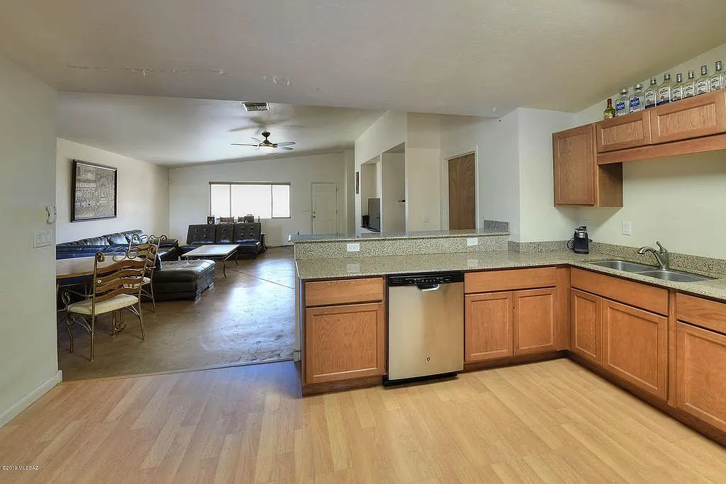 832 E Lester St — Photo 3