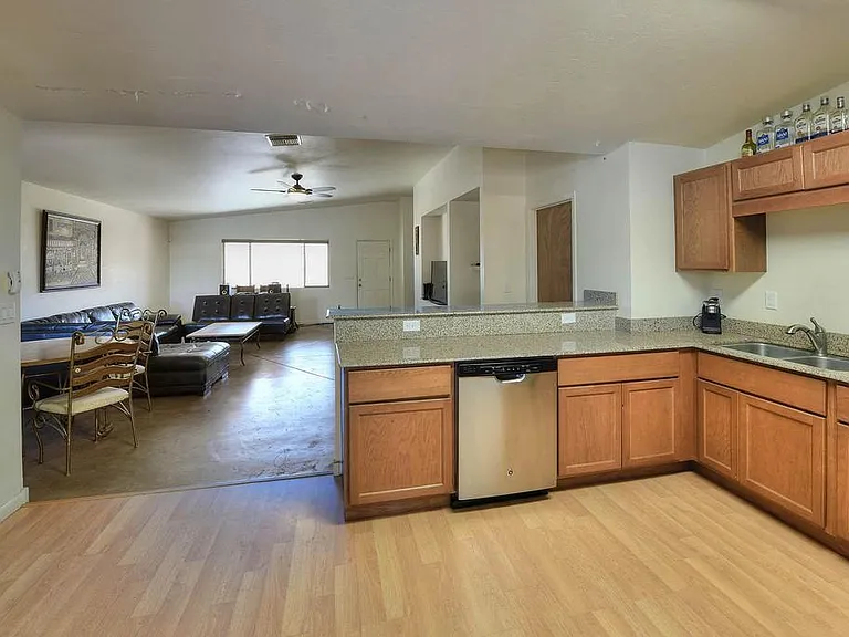 832 E Lester St — Photo 3
