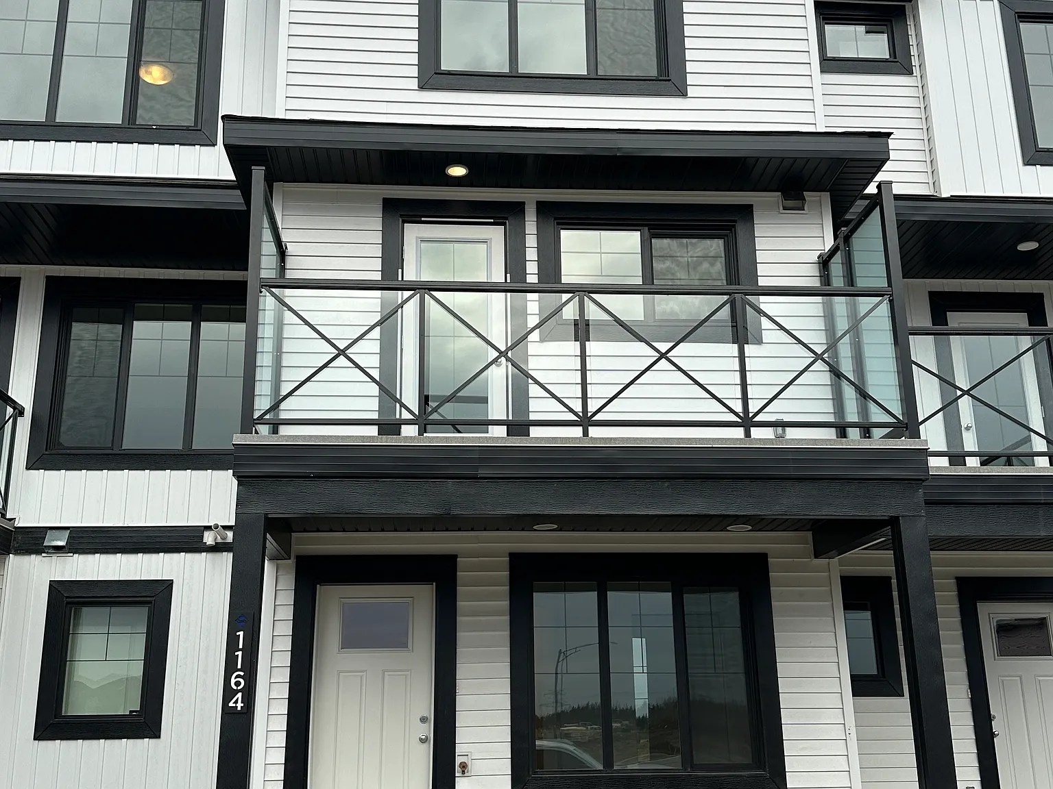 (PN 0053) Modern Living in the Heart of Aster - Brand New 2 Bed + Den Townhouse! — Photo 2