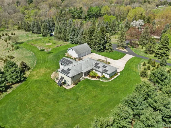 5480 Kensington Rd, Brighton, MI 48114