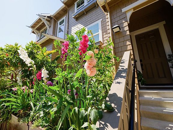 5th image of 237 Blue Bonnet Ln #302