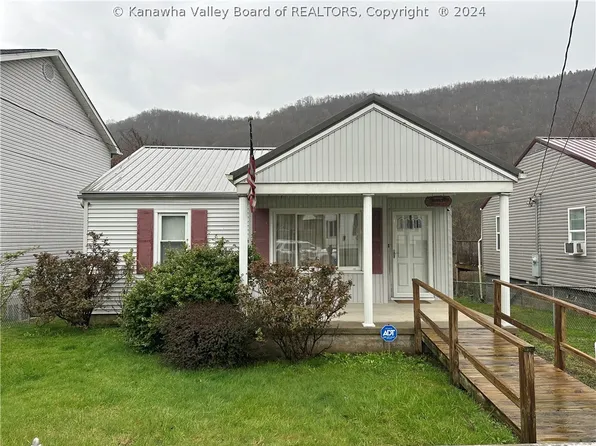 3132 Maple St, Belle, WV 25015
