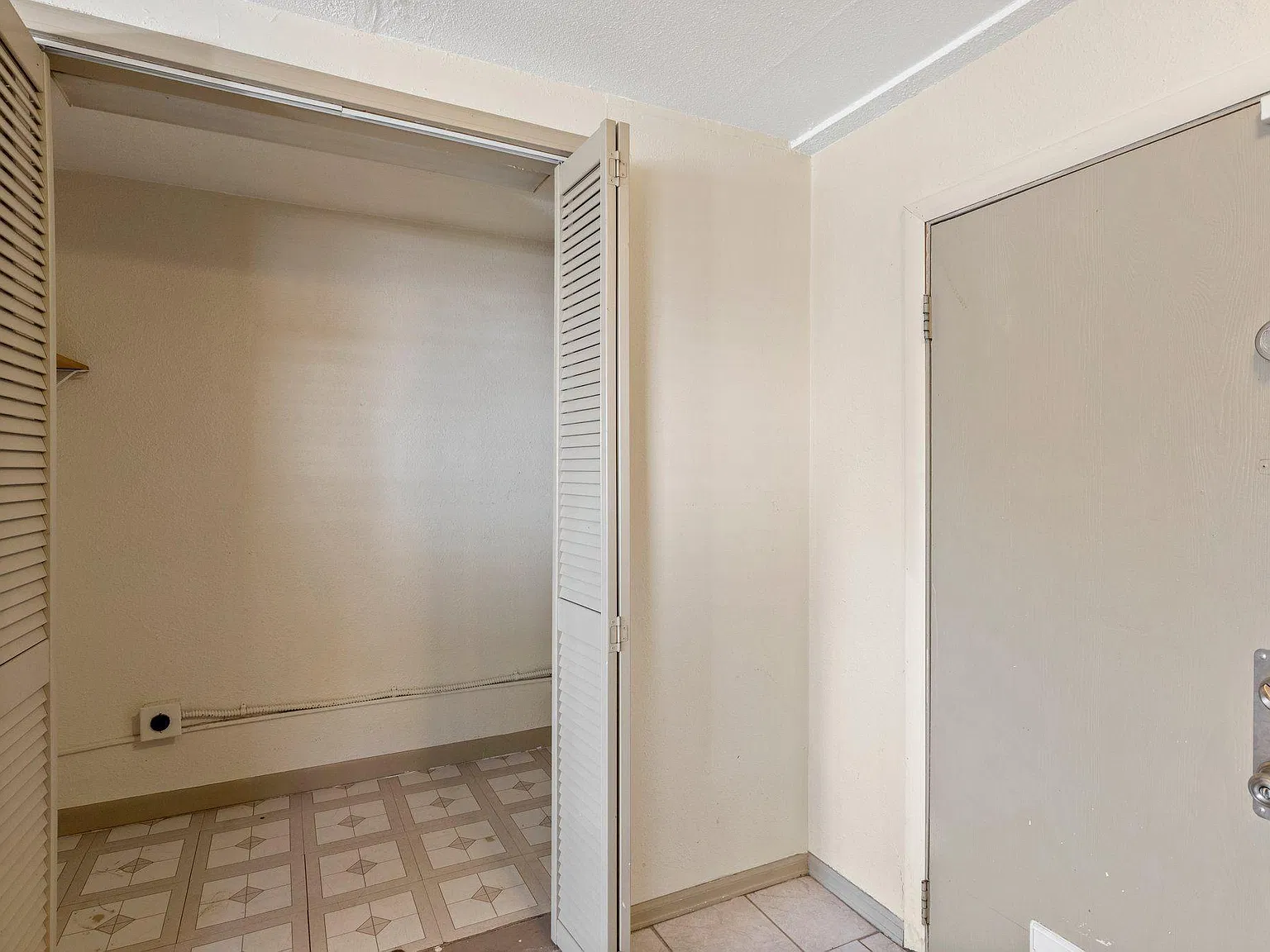2 bed, 987 sqft, $2,400 — Photo 3