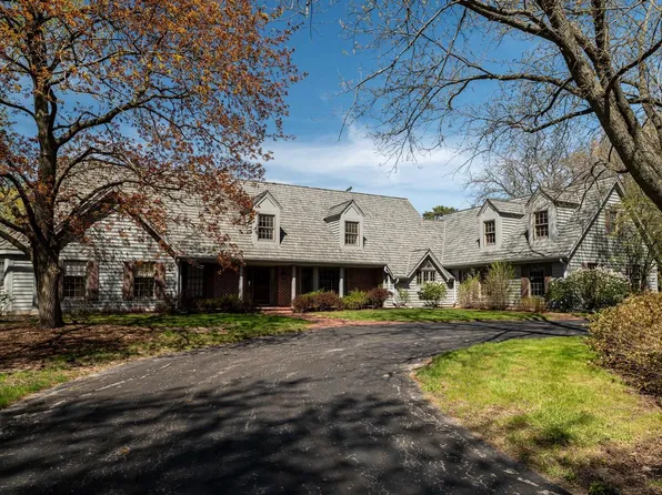9731 N Hilltop LANE, Mequon, WI 53092