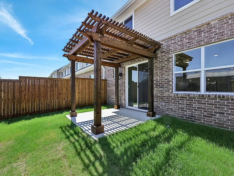 2866 Grandview Dr — Photo 4