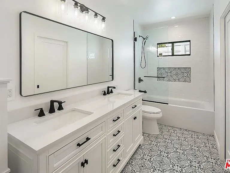 820 N Genesee Ave — Photo 10