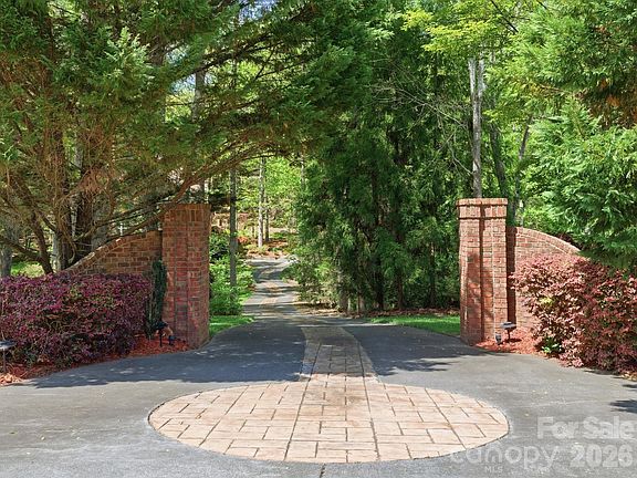 2nd image of 809 Savile Ln