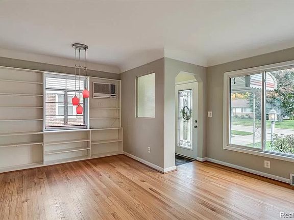 3rd image of 426 E Bloomfield Ave