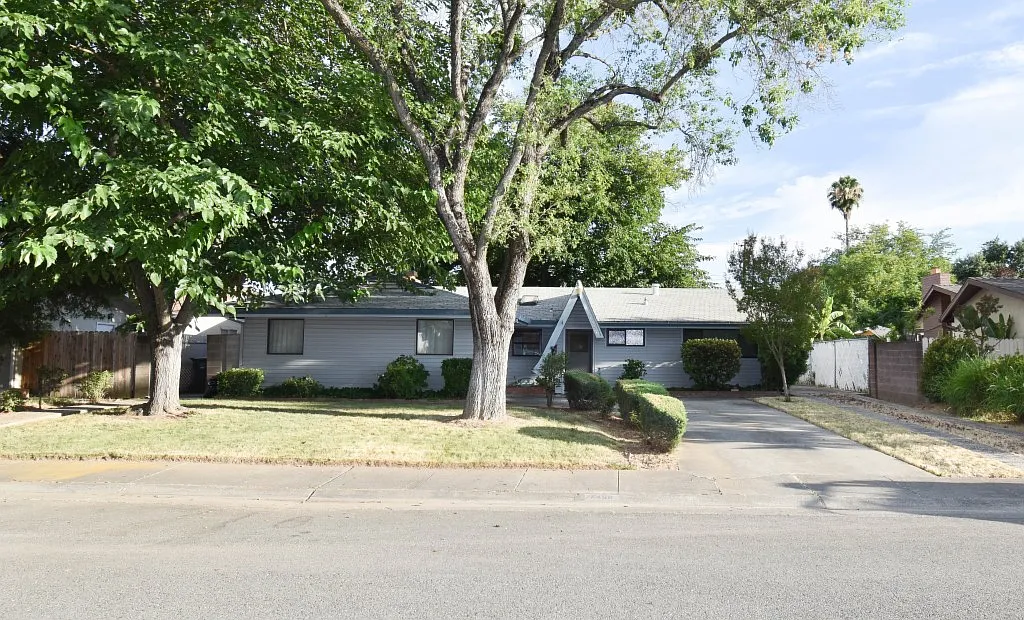 7456 Summer Ave photo 1