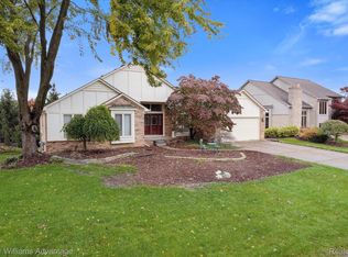 22716 Shadowglen Dr, Farmington Hills, MI 48335