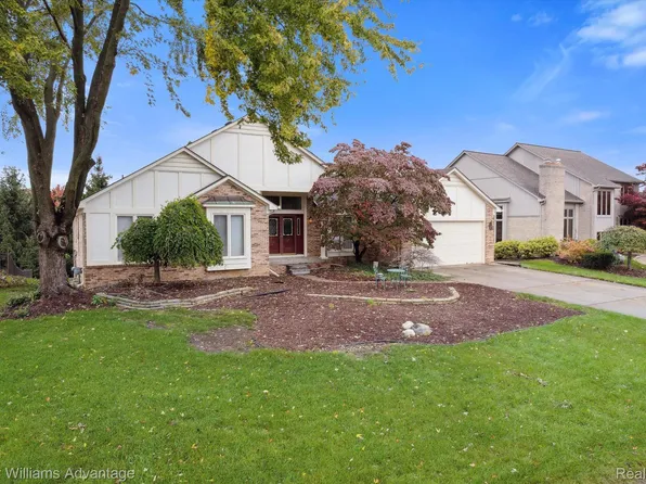22716 Shadowglen Dr, Farmington Hills, MI 48335