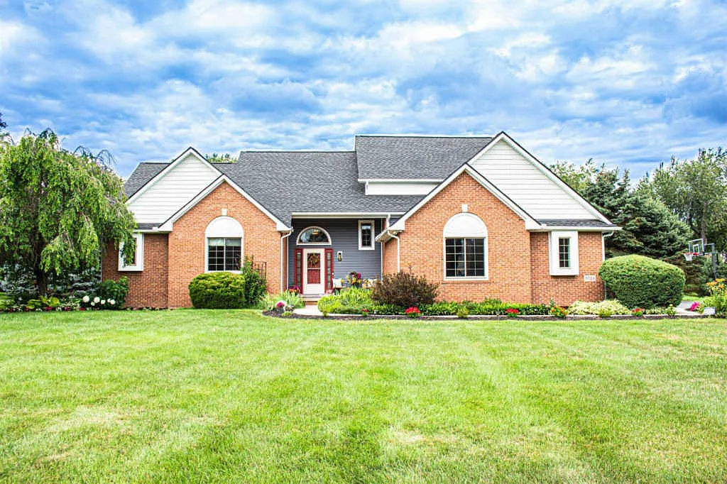 5724 Creekview Dr photo 1