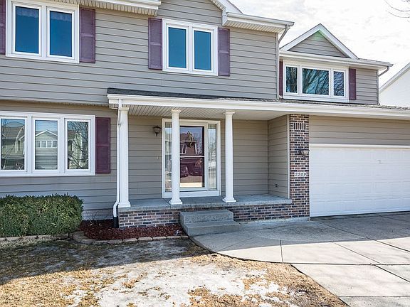 3rd image of 2209 NW Parkridge Dr